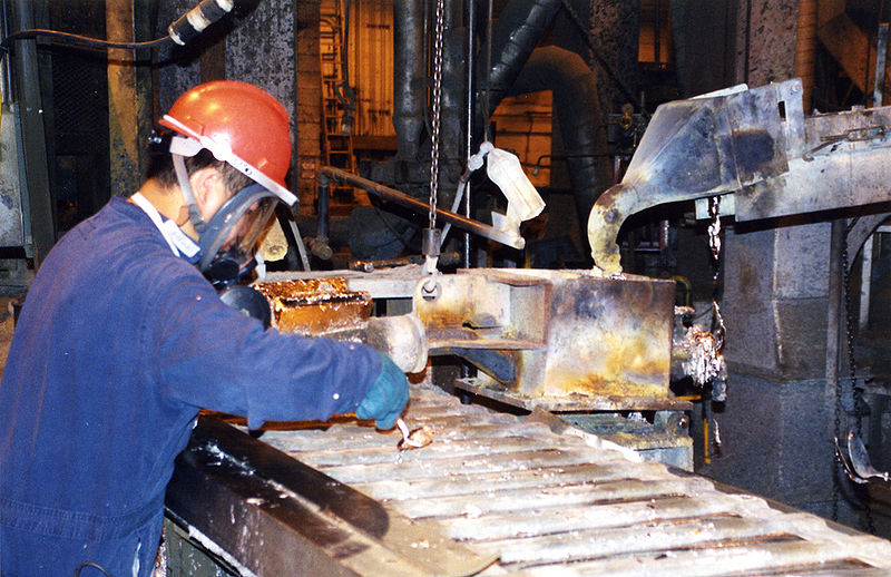 800px-Recycling_lead_in_a_lead-acid_battery_recovery_facility