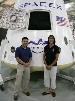 Astronauci Sunnita Williams i Akihiko Hoshide stoją przed pełnowymiarowym modelem Dragona.
