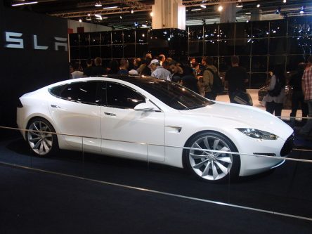 Biały Tesla Model S w hali wystawo